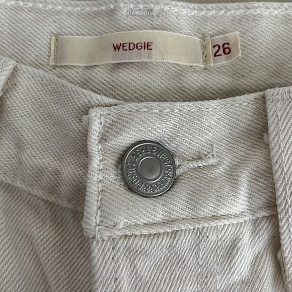 Levi's Wedgie Icon Fit Button Fly Raw Hem Jeans in Ecru - Size 26 - Picture 6 of 11